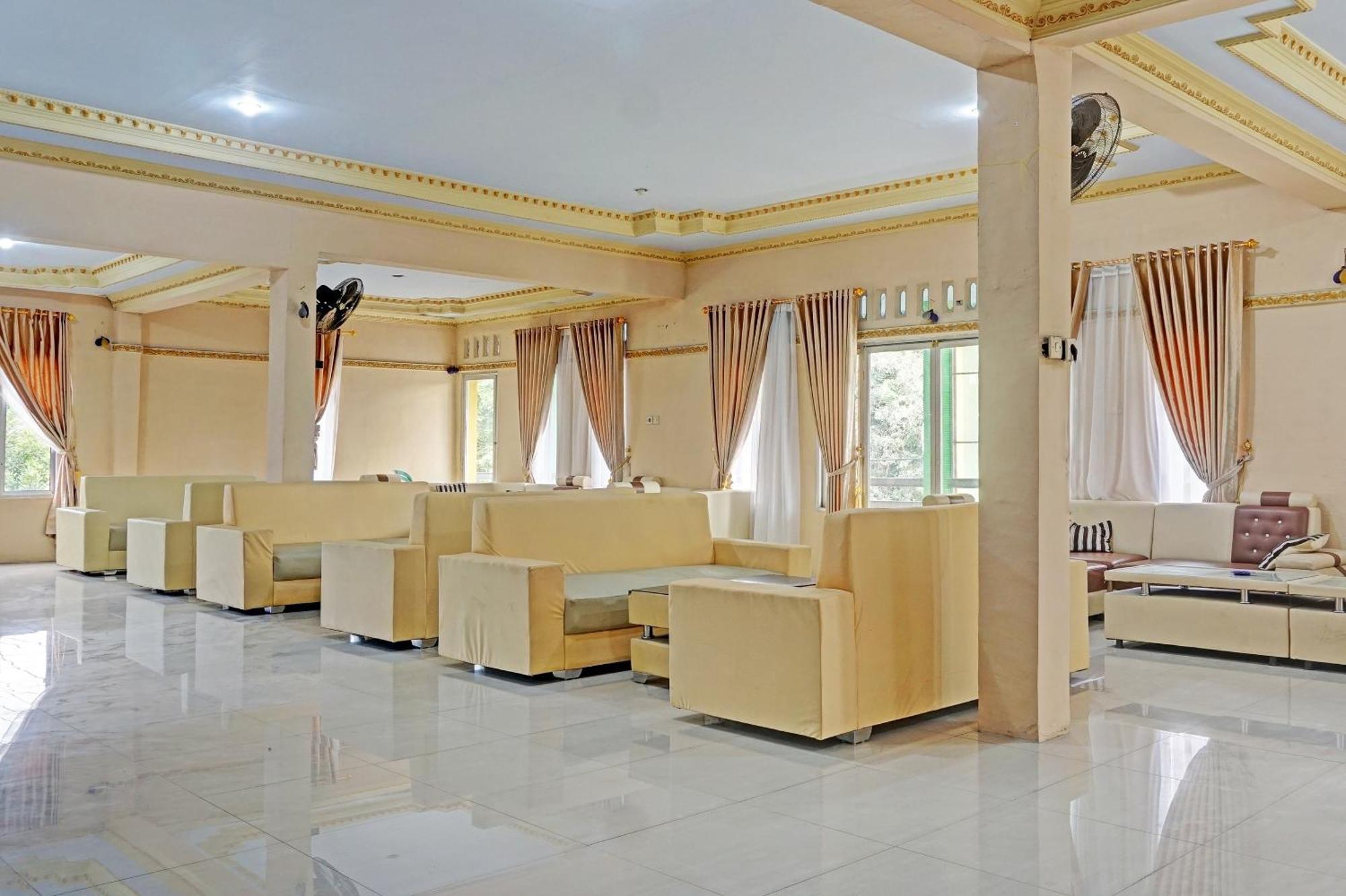 Oyo 91825 Ayu Lestari Homestay Nganjuk المظهر الخارجي الصورة